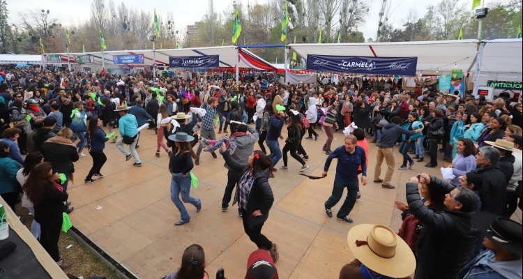 Música y baile junto a la mejor comida típica ofrece la XXV Semana de la Chilenidad