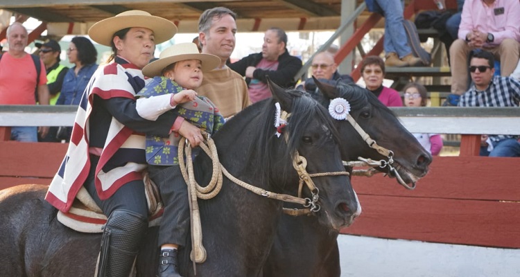 Diego Pacheco y Andrea Castagnoli ganaron Rodeo Mixto en el Parque Padre Hurtado