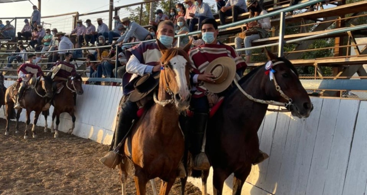 Enrique Ortiz y Juan Jamett se lucieron en las quinchas en el Rodeo de San Miguel